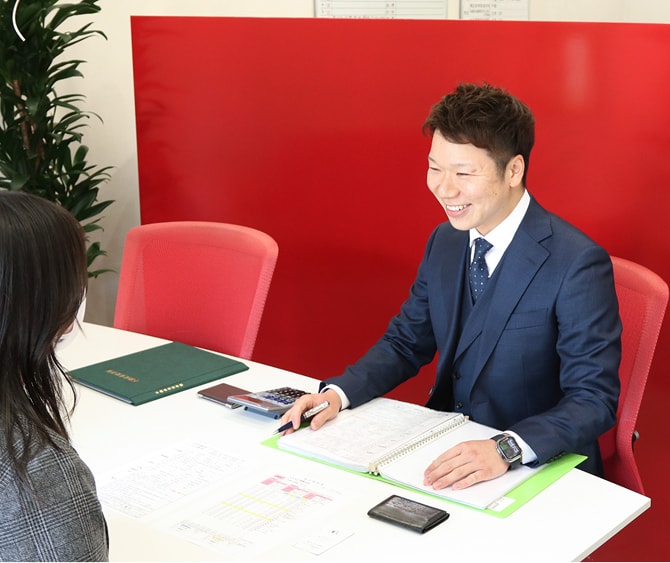 相談を受けるスーツ姿の男性